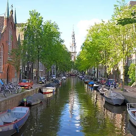 Guest house Rembrandtplein 3*